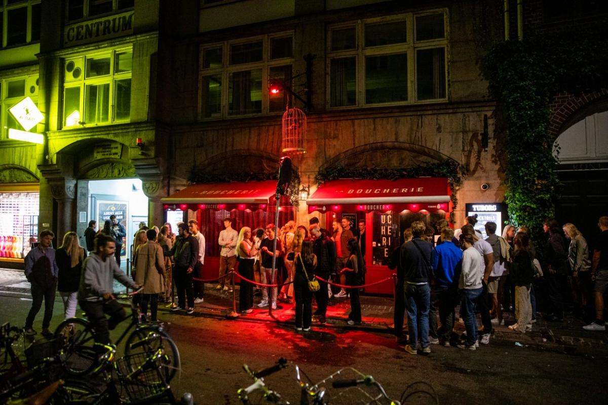 Danezi fotografiaţi la coadă, în faţa unui club din Copenhaga Danezi fotografiaţi la coadă, în faţa unui club din Copenhaga