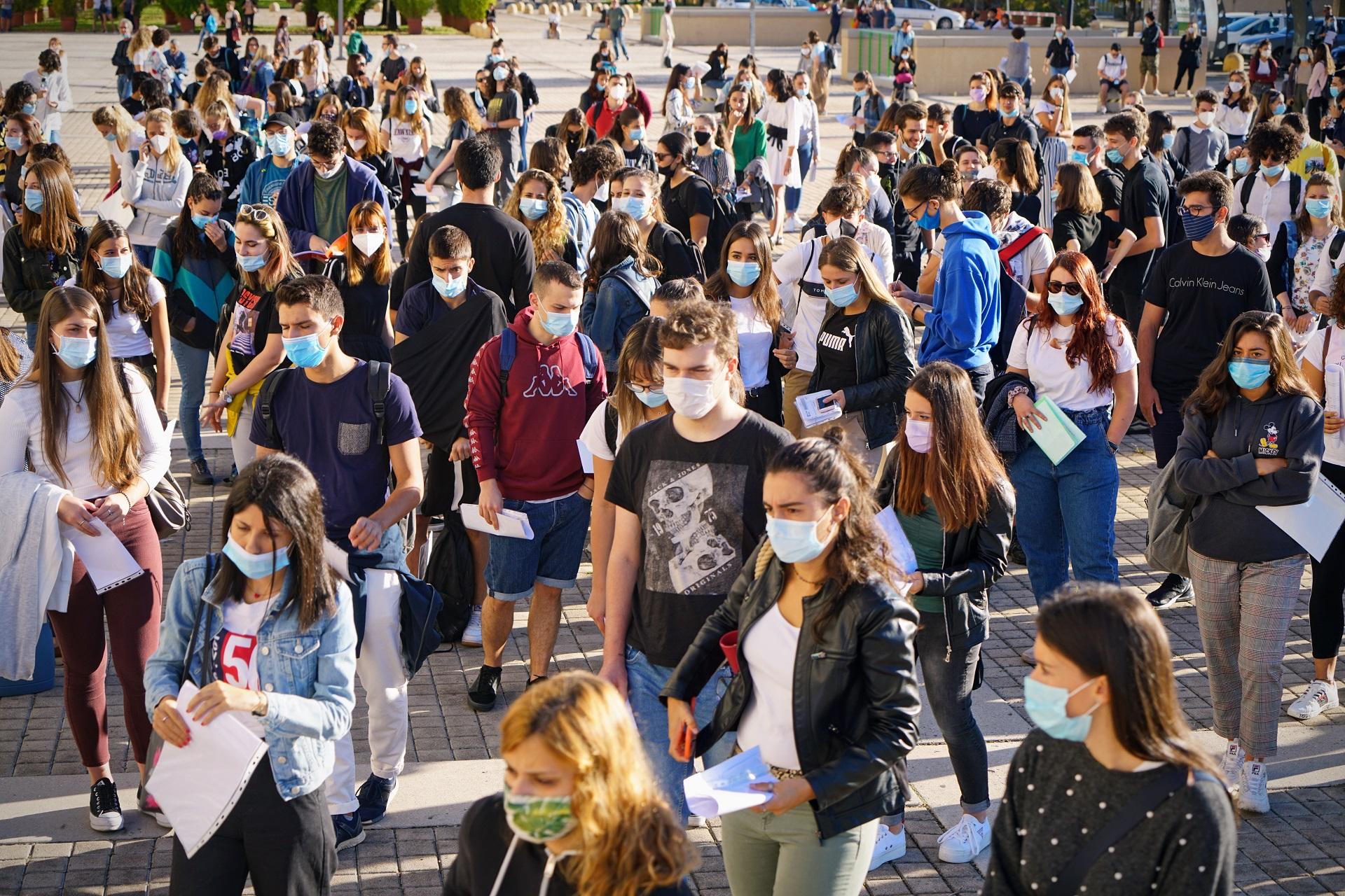 oameni cu mască pandemie de coronavirus