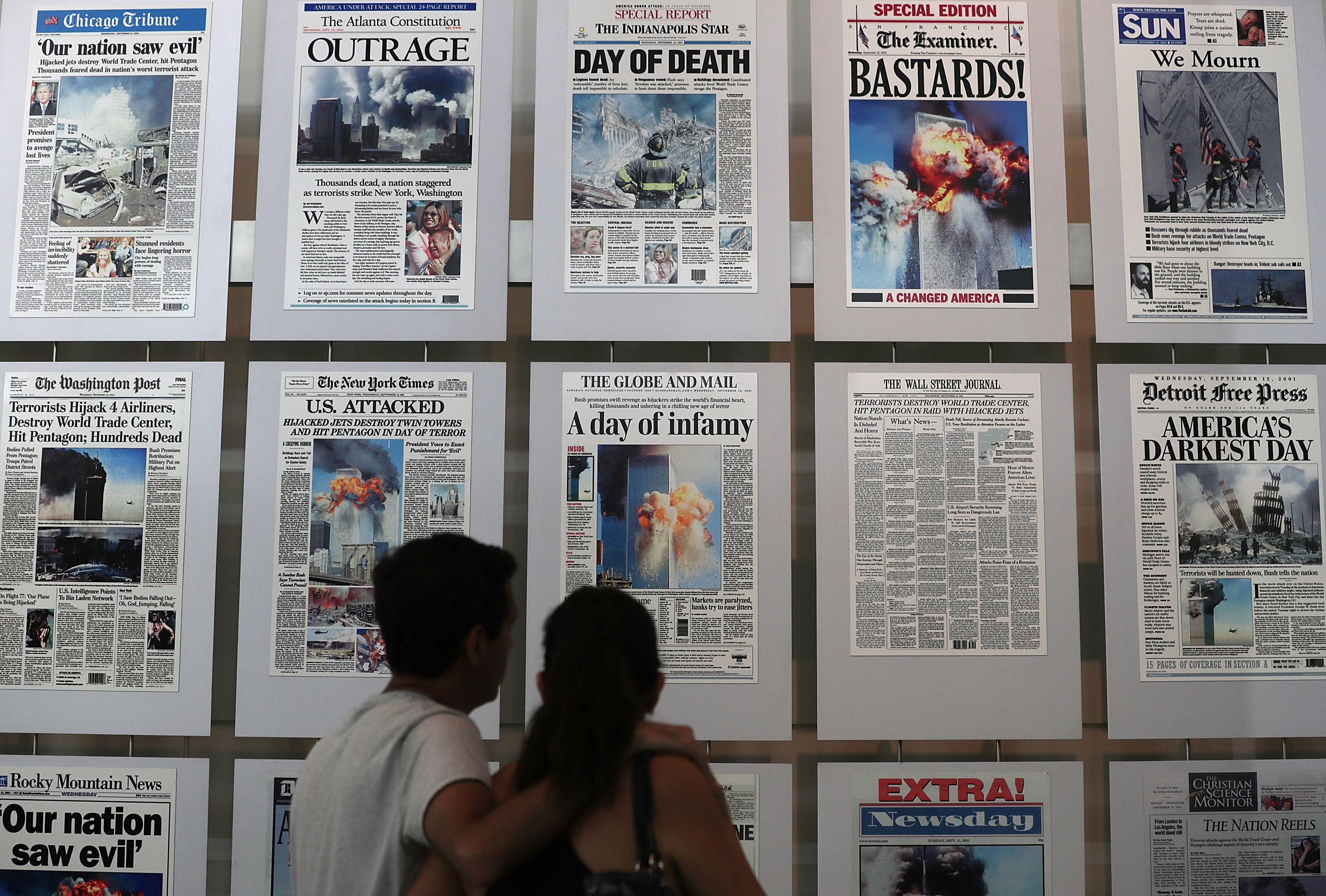 Primele pagini ale ziarelor din 12 septembrie 2001 au fost expuse într-o galerie făcută de Newseum