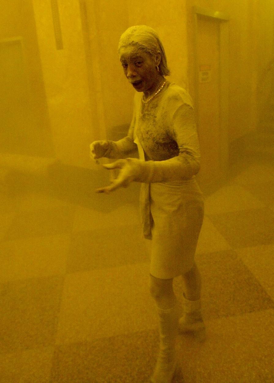 ”Dust Lady”. Femeia acoperită în praf toxic care a supraviețuit atacurilor, dar a murit de cancer. ”Mi se umplea gura, mă sufocam”