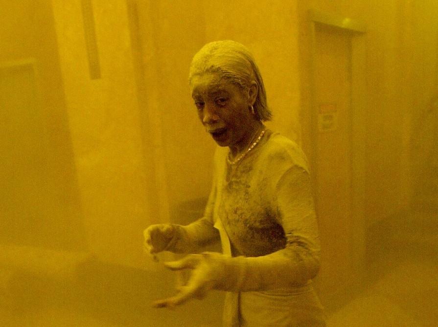 ”Dust Lady”. Femeia acoperită în praf toxic care a supraviețuit atacurilor, dar a murit de cancer. ”Mi se umplea gura, mă sufocam”