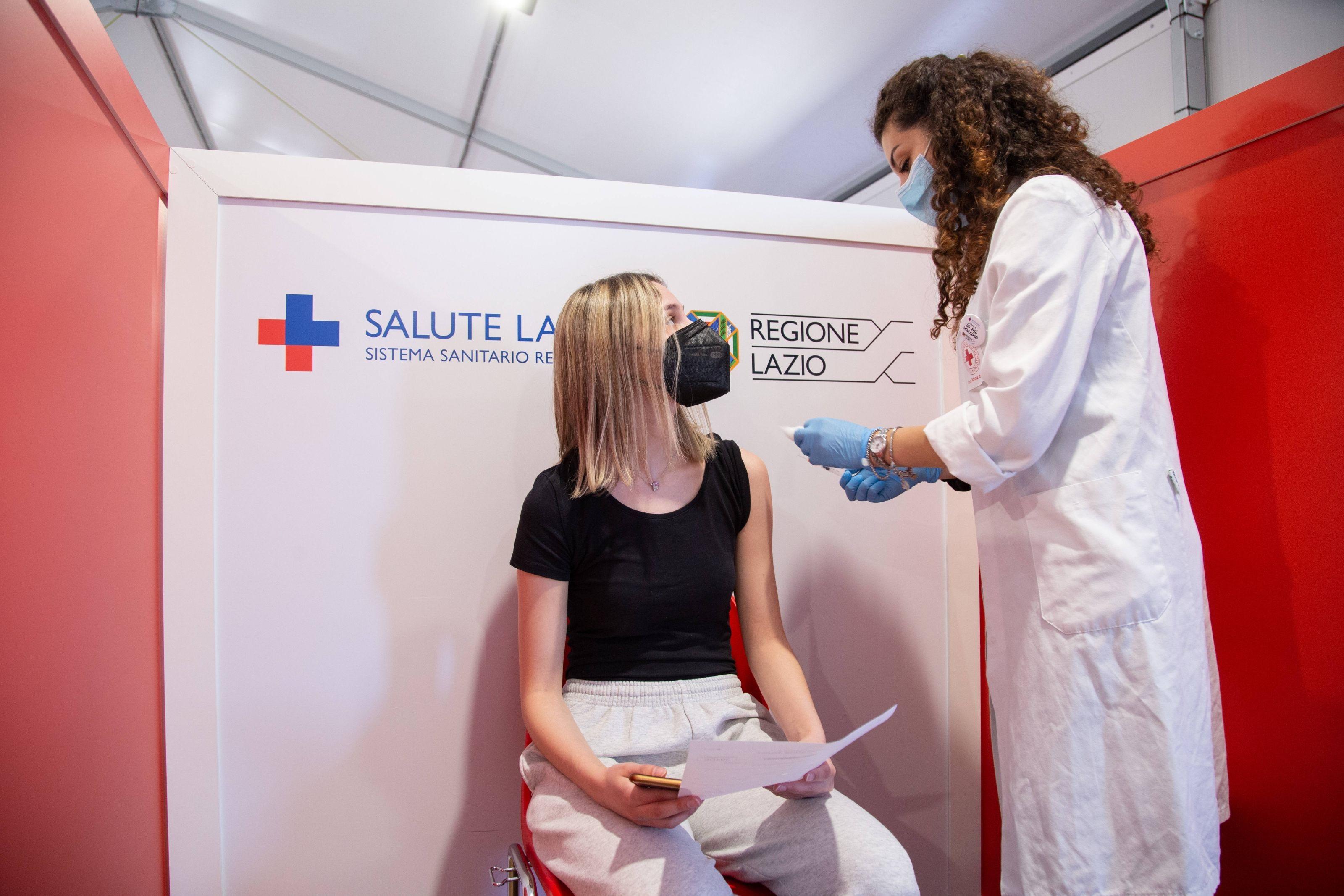 tânără vaccinată în Italia vaccinare în Italia