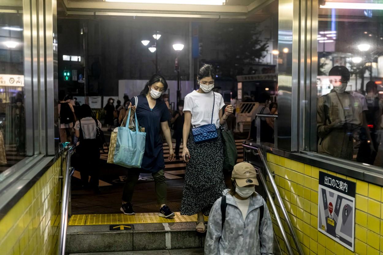 Japonezi fotografiaţi la intrarea într-o staţie de metrou din Tokyo Japonezi fotografiaţi la intrarea într-o staţie de metrou din Tokyo