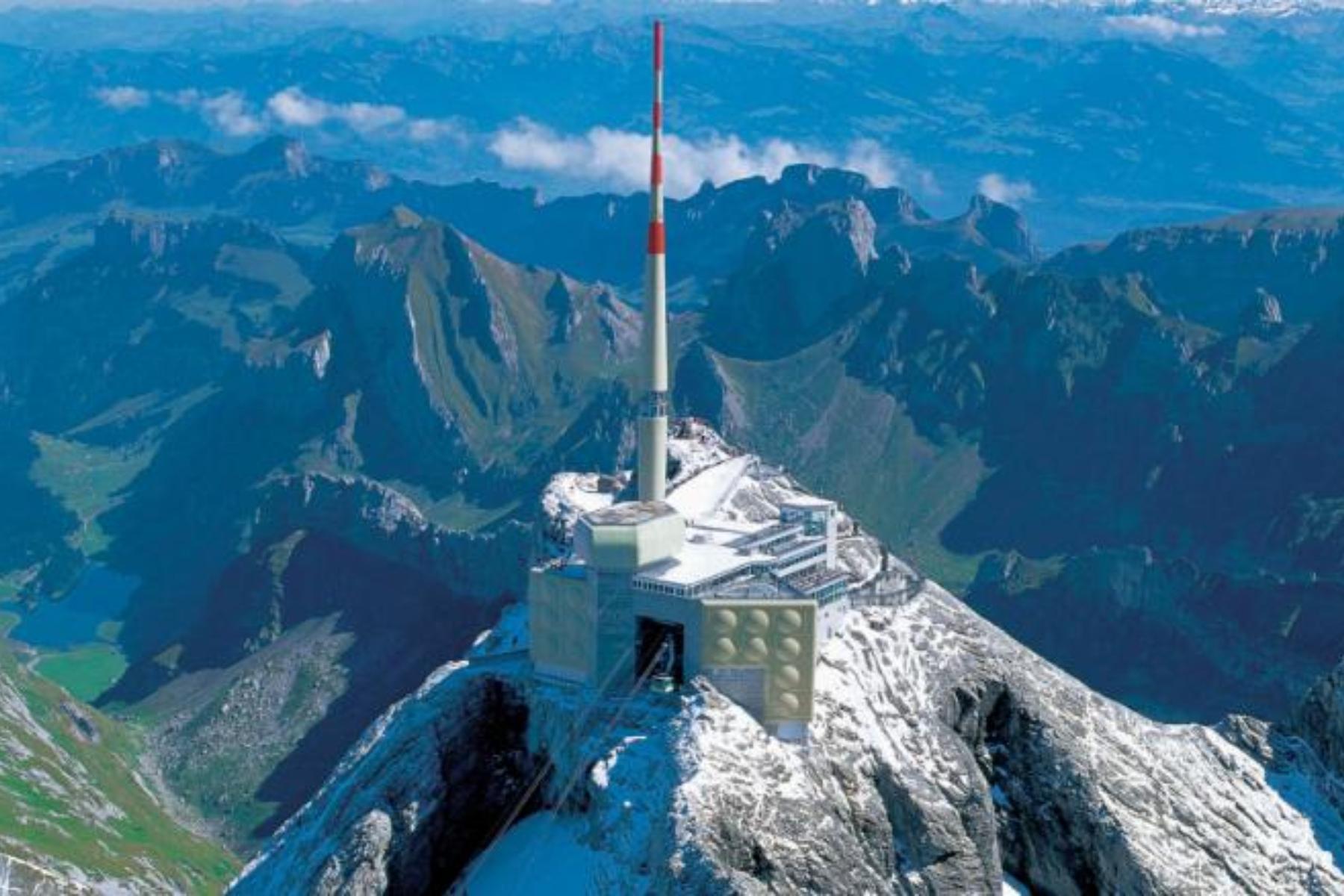 Laser de mari dimensiuni, pe vârful montan Säntis din Alpii Elvețieni Laser de mari dimensiuni, pe vârful montan Säntis din Alpii Elvețieni