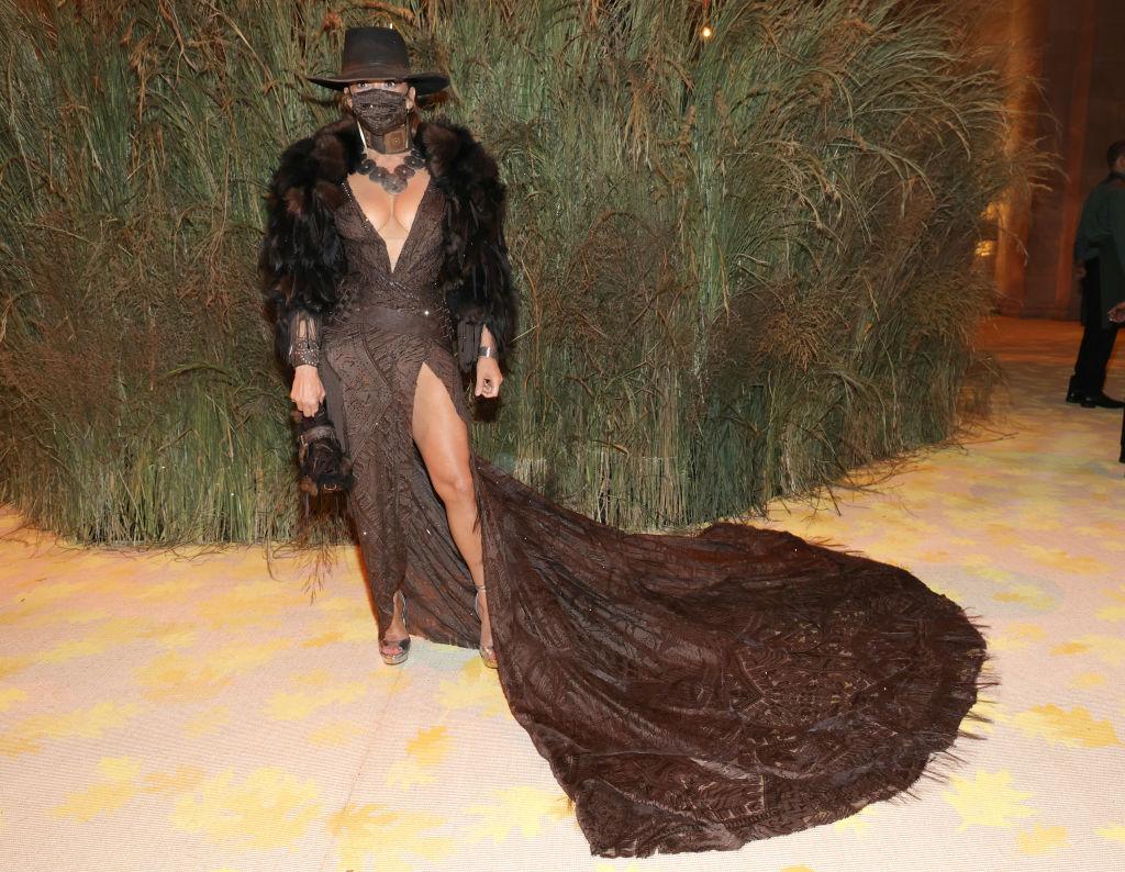 MET GALA 2021. Sute de staruri au adus un omagiu modei americane. Un accesoriu de nelipsit a fost masca de protecție