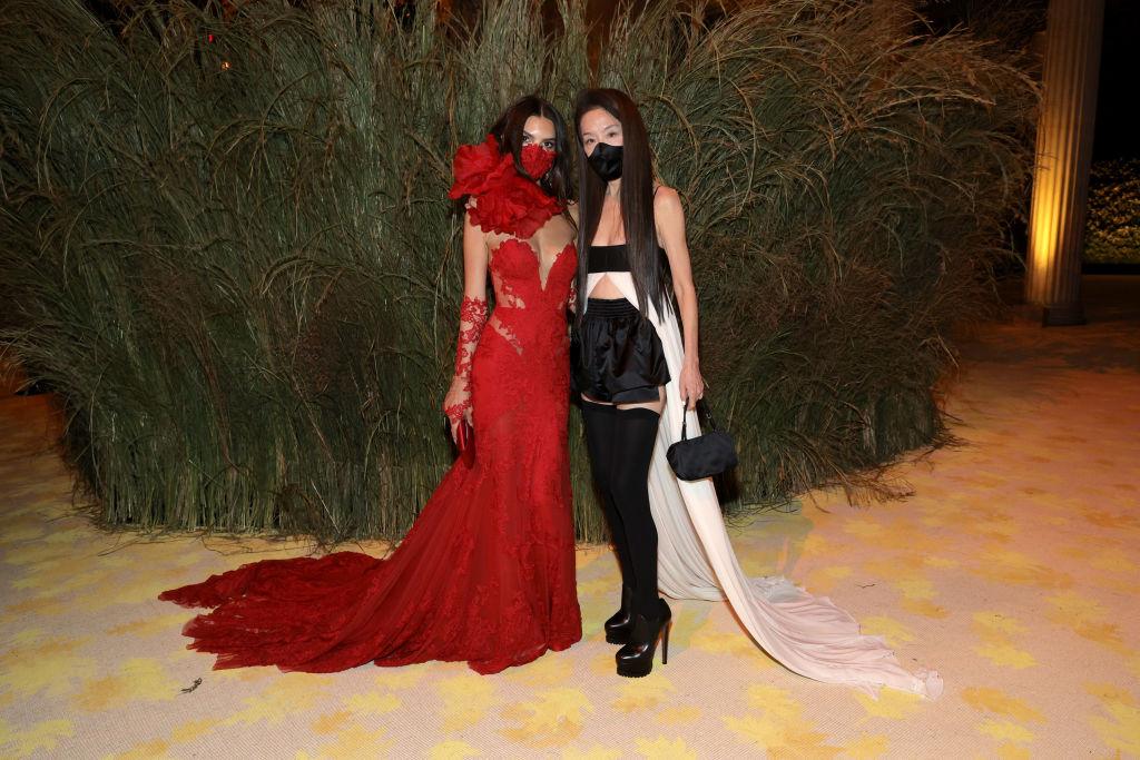 MET GALA 2021. Sute de staruri au adus un omagiu modei americane. Un accesoriu de nelipsit a fost masca de protecție