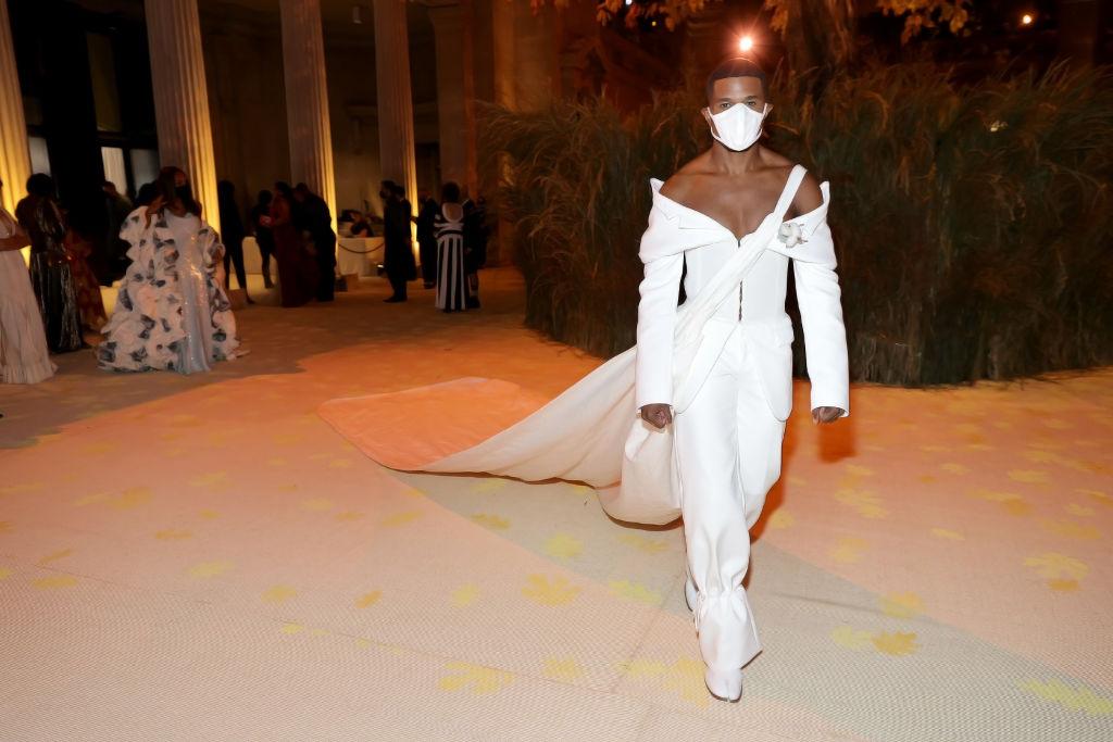 MET GALA 2021. Sute de staruri au adus un omagiu modei americane. Un accesoriu de nelipsit a fost masca de protecție