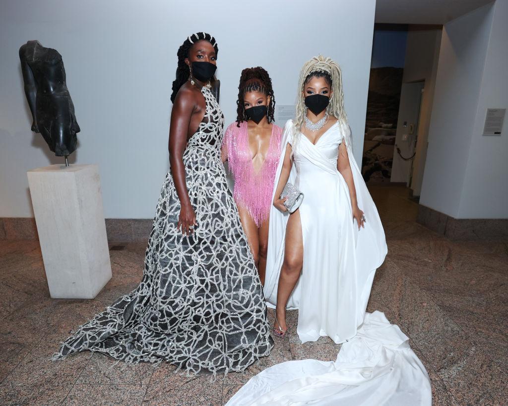 MET GALA 2021. Sute de staruri au adus un omagiu modei americane. Un accesoriu de nelipsit a fost masca de protecție