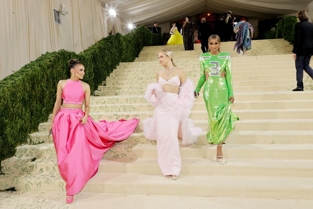 MET GALA 2021. Sute de staruri au adus un omagiu modei americane. Un accesoriu de nelipsit a fost masca de protecție