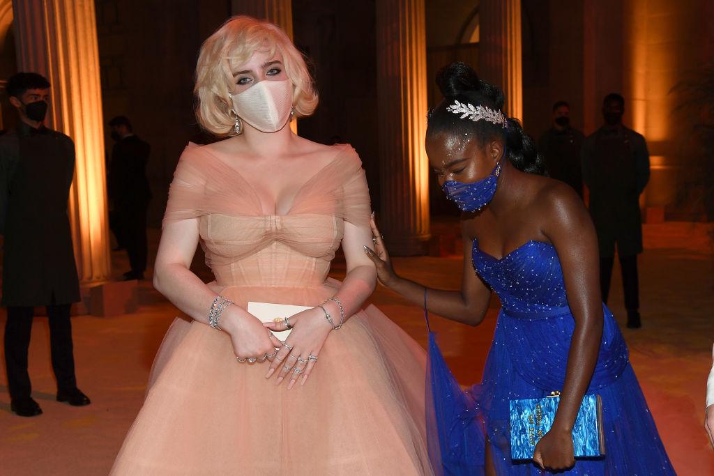 MET GALA 2021. Sute de staruri au adus un omagiu modei americane. Un accesoriu de nelipsit a fost masca de protecție