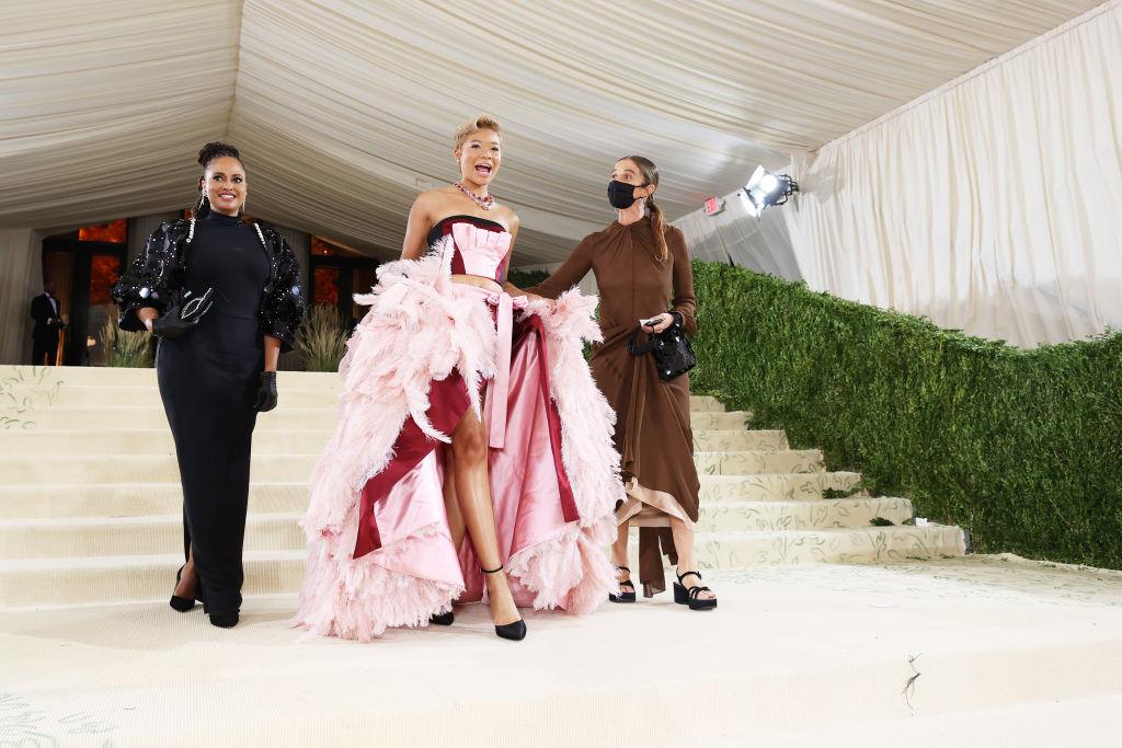 MET GALA 2021. Sute de staruri au adus un omagiu modei americane. Un accesoriu de nelipsit a fost masca de protecție