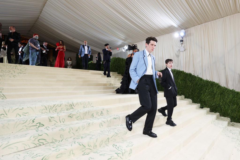 MET GALA 2021. Sute de staruri au adus un omagiu modei americane. Un accesoriu de nelipsit a fost masca de protecție