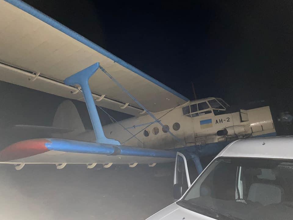 Un avion folosit de contrabandiști, care se îndrepta spre România, a fost capturat de polițiștii din Republica Moldova