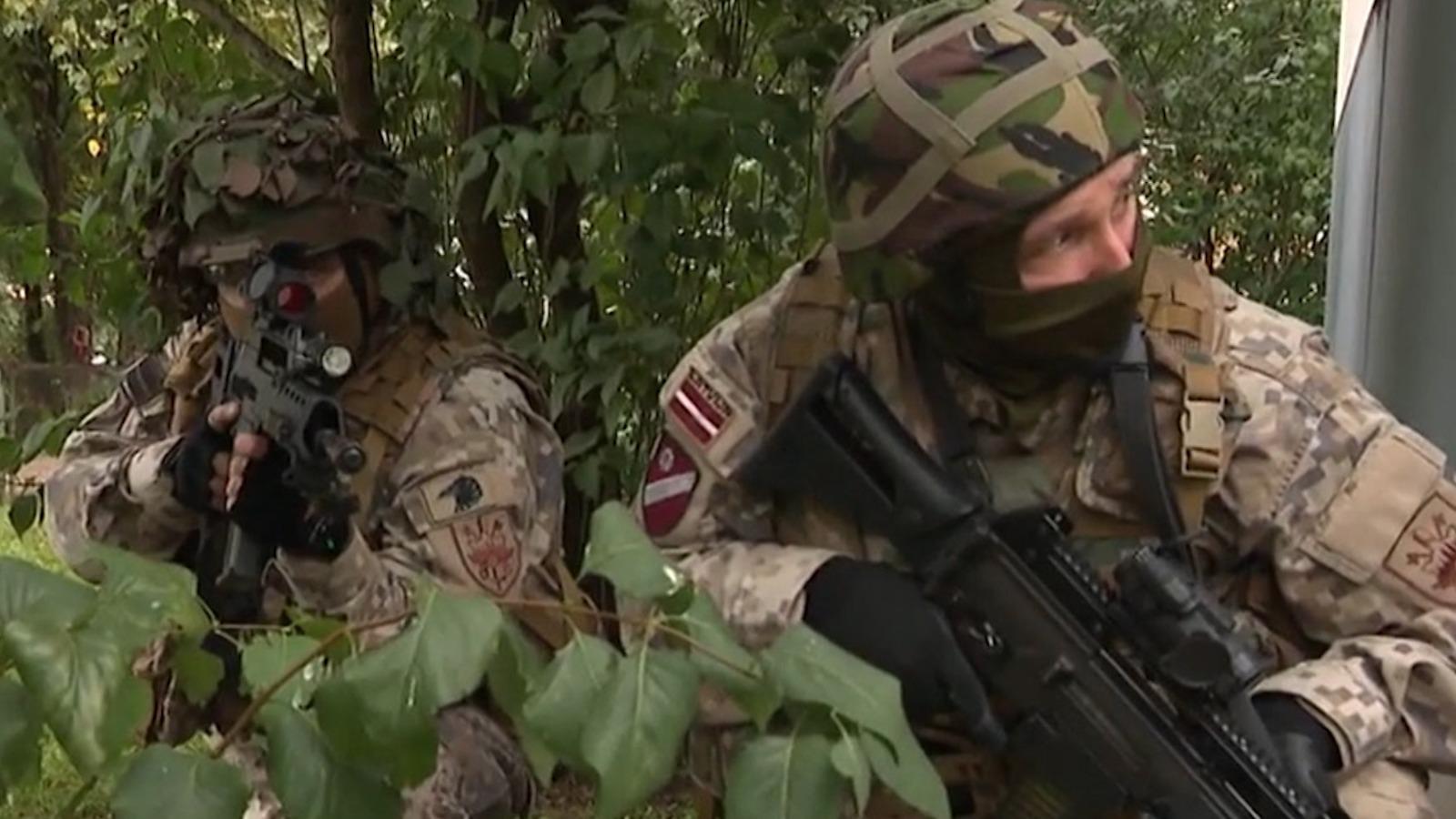 Străzile din Riga, "invadate" de soldați înarmați până în dinți, care au tras focuri de armă printre civili.