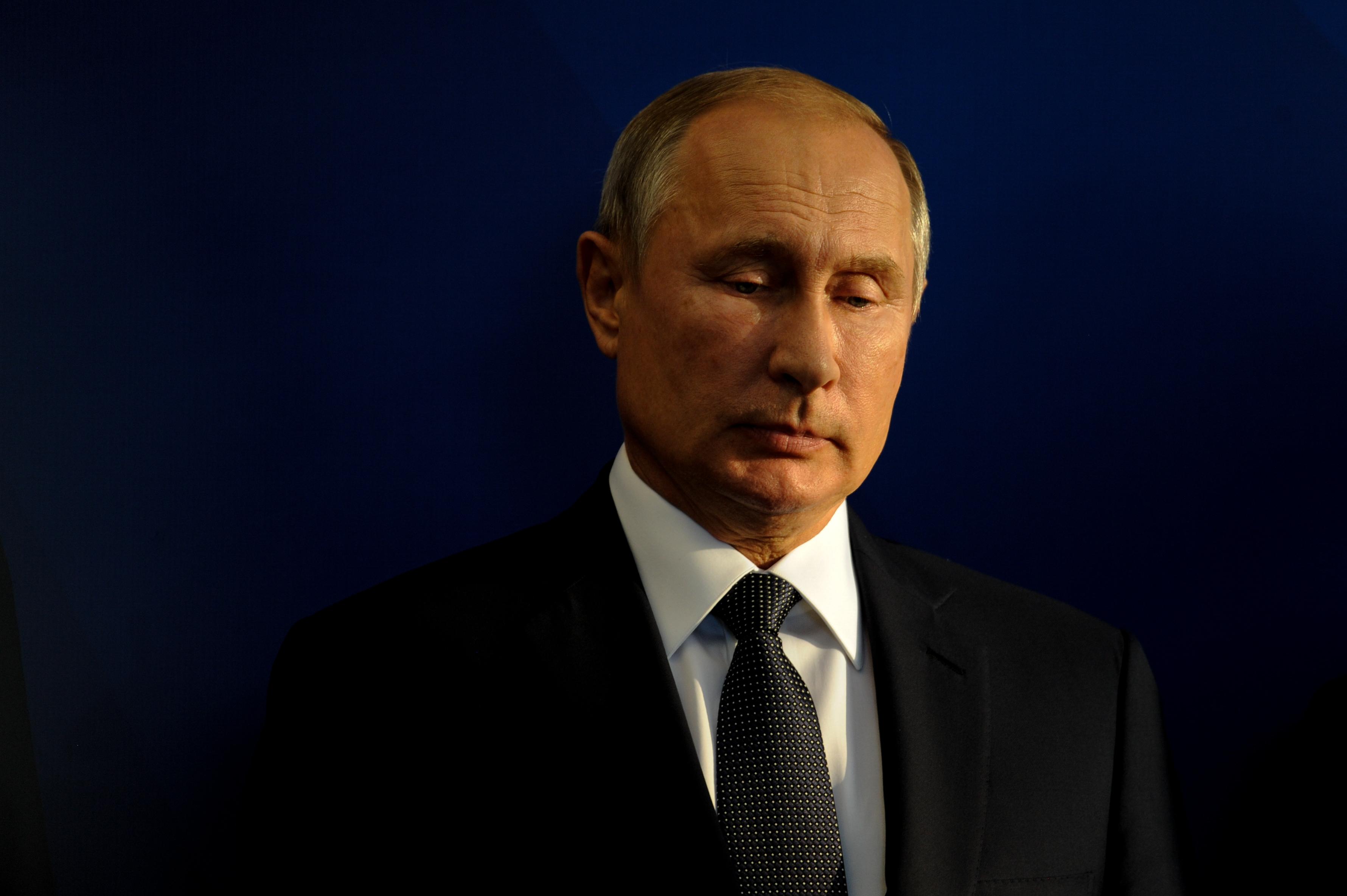 Vladimir Putin a intrat în izolare, după ce mai multe persoane din anturajul său au făcut Covid Vladimir Putin a intrat în izolare, după ce mai multe persoane din anturajul său au făcut Covid