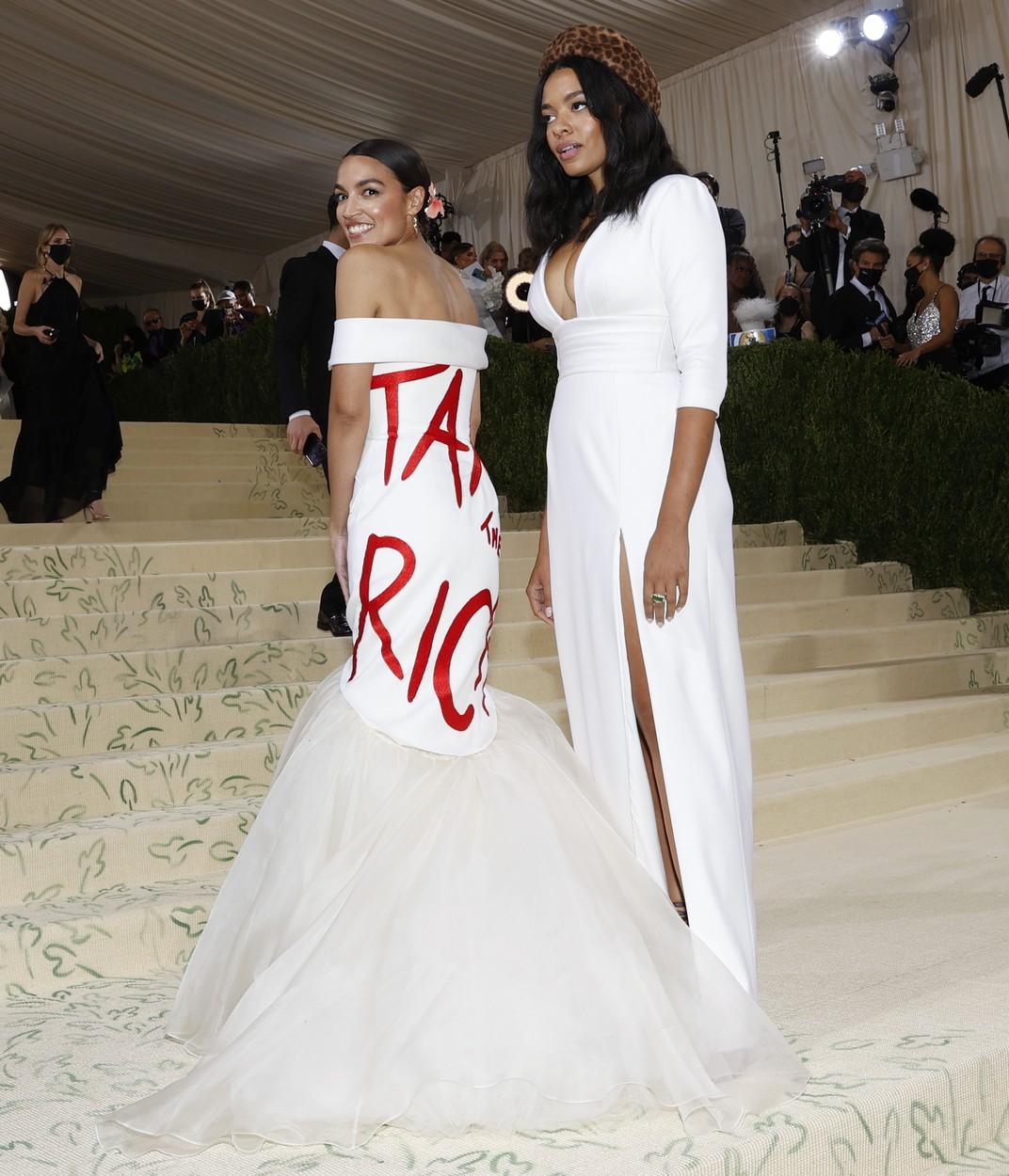 „Taxați bogații”. Rochie manifest purtată de Alexandria Ocasio Cortez la Gala Met. Un bilet a costat 35.000 de dolari