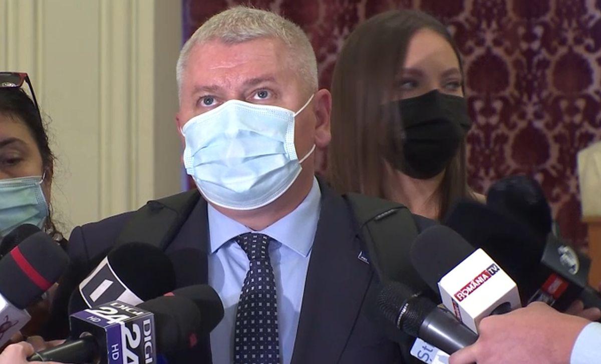Florin Roman, vicepreşedintele Camerei Deputaţilor, explică de ce a trecut prin BP punctul de vedere al Comisiei de constituţionalitate Florin Roman, deputat PNL, îşi dă ochii peste cap la întrebările jurnaliştilor