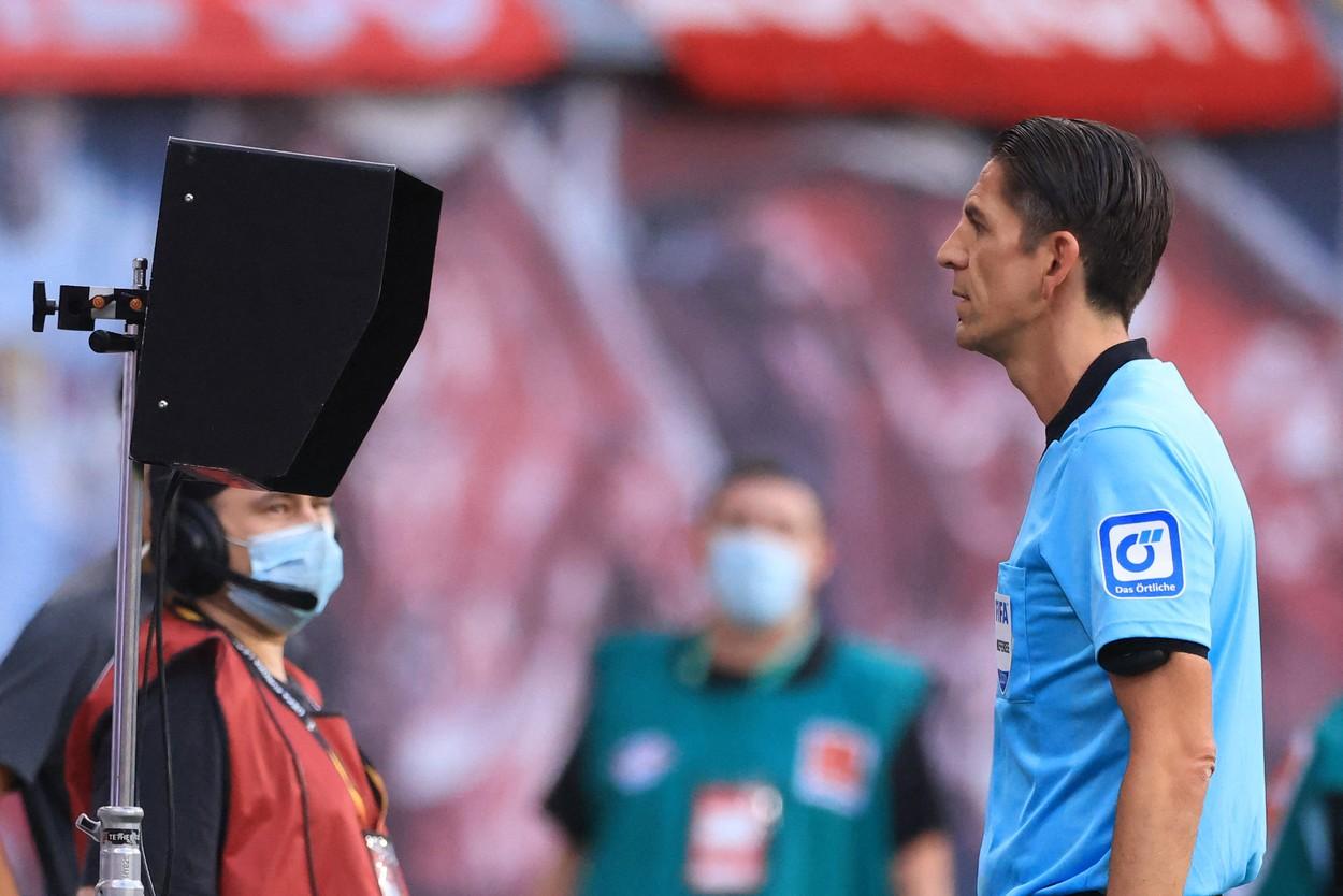 Arbitrii români încep pregătirile pentru introducerea VAR în Liga I. Anunţul oficial făcut de FRF Arbitru german analizează o fază cu ajutorul asistentului video