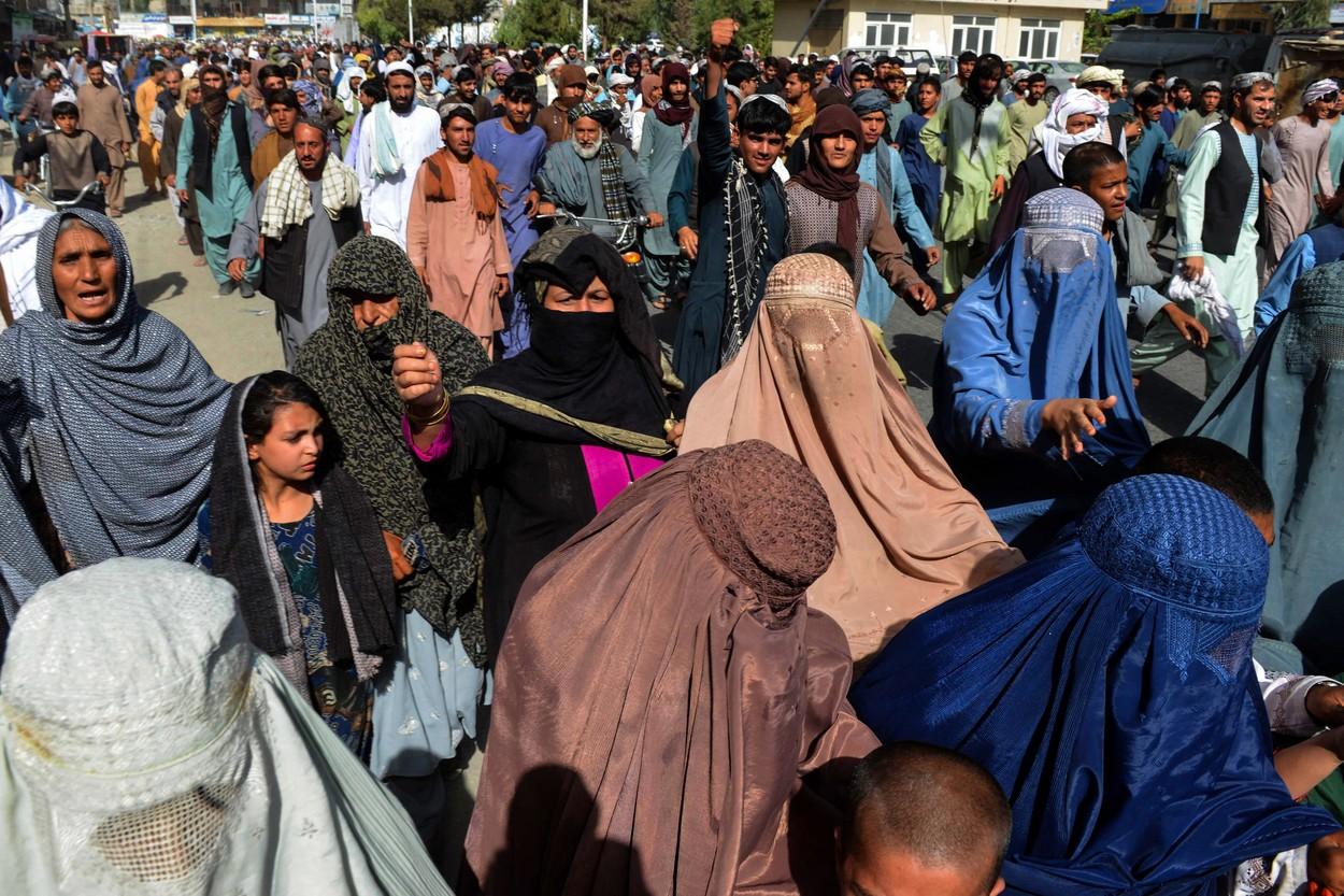 Oamenii din Kandahar au protestat faţă de decizia talibanilor de a evacua zona Oamenii din Kandahar au protestat faţă de decizia talibanilor de a evacua zona