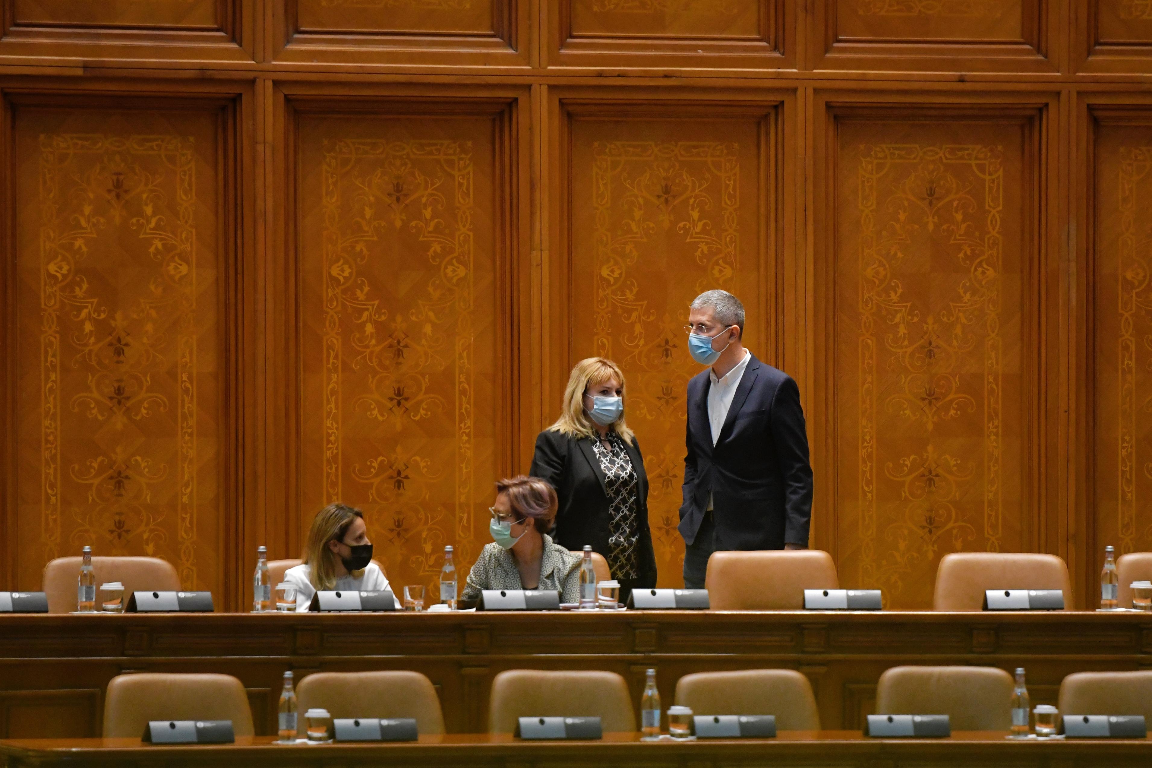 Președintele Senatului, Anca Dragu, a transmis CCR un punct de vedere privind moţiunea de cenzură: E mai degrabă un conflict politic Președintele Senatului, Anca Dragu, a transmis CCR un punct de vedere privind moţiunea de cenzură: E mai degrabă un conflict politic