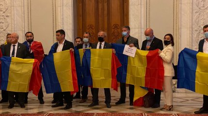 Deputaţii AUR protestează pe holurile Parlamentului