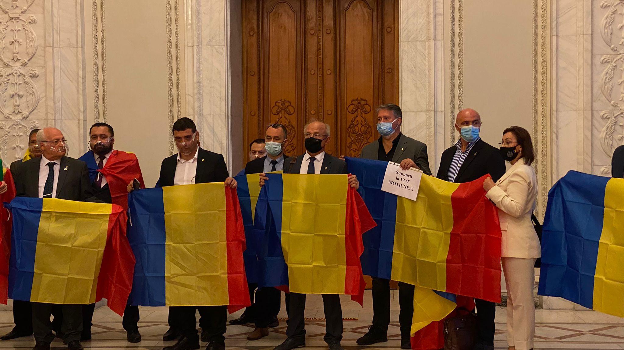 Deputaţii AUR protestează pe holurile Parlamentului