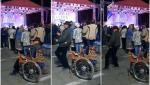 Un bărbat din Deva aflat în scaun cu rotile, surprins când s-a ridicat în picioare ca să danseze. Imaginile au devenit virale: „O stat cât o stat, dar no mai rezistat omu”