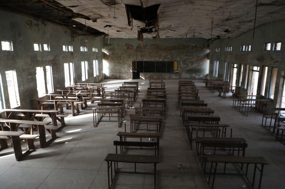 Sala de clasă a unei şcoli nigeriene Sala de clasă a unei şcoli nigeriene