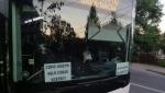 Mesaje antivacciniste, într-un autobuz din Iaşi. Şoferul care le-a lipit pe parbriz poate rămâne fără serviciu