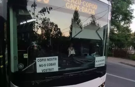 Şoferul a lipit mesajele antivacciniste în momentul în care a ieşit din garaj cu autobuzul Mesaje antivacciniste afişate în parbrizul unui autobuz din Iaşi