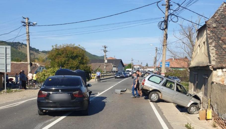 Trei maşini, implicate într-un carambol în judeţul Sibiu: un autoturism a fost proiectat în casa de pe marginea drumului - VIDEO Trei maşini, implicate într-un carambol în judeţul Sibiu: un autoturism a fost proiectat în casa de pe marginea drumului - VIDEO