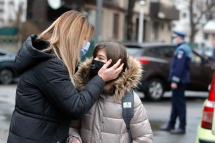 Purtarea măştii de protecţie, în preajma unităţilor de învăţământ