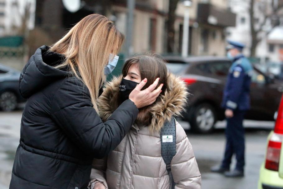 Purtarea măştii de protecţie, în preajma unităţilor de învăţământ Purtarea măştii de protecţie, în preajma unităţilor de învăţământ