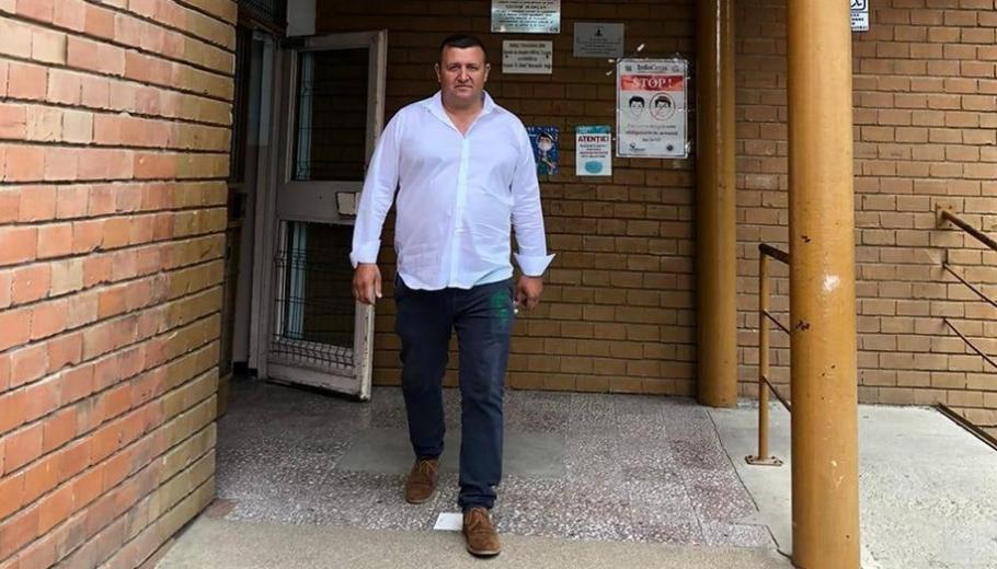Primarul din Vaslui care instiga la răscoală cu "furci, coase şi securi" e cercetat de poliţie: crede că totul e doar o încercare de a-l intimida Primarul din Vaslui care instiga la răscoală cu "furci, coase şi securi" e cercetat de poliţie: crede că totul e doar o încercare de a-l intimida