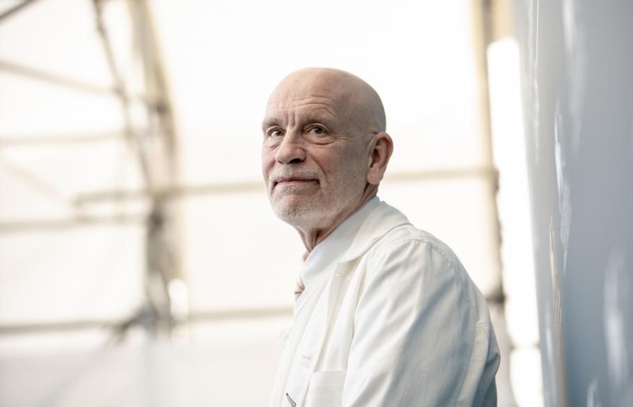 Actorul american John Malkovich va juca rolul dirijorului român Sergiu Celibidache în filmul Cravata Galbenă Actorul american John Malkovich va juca rolul dirijorului român Sergiu Celibidache în filmul Cravata Galbenă