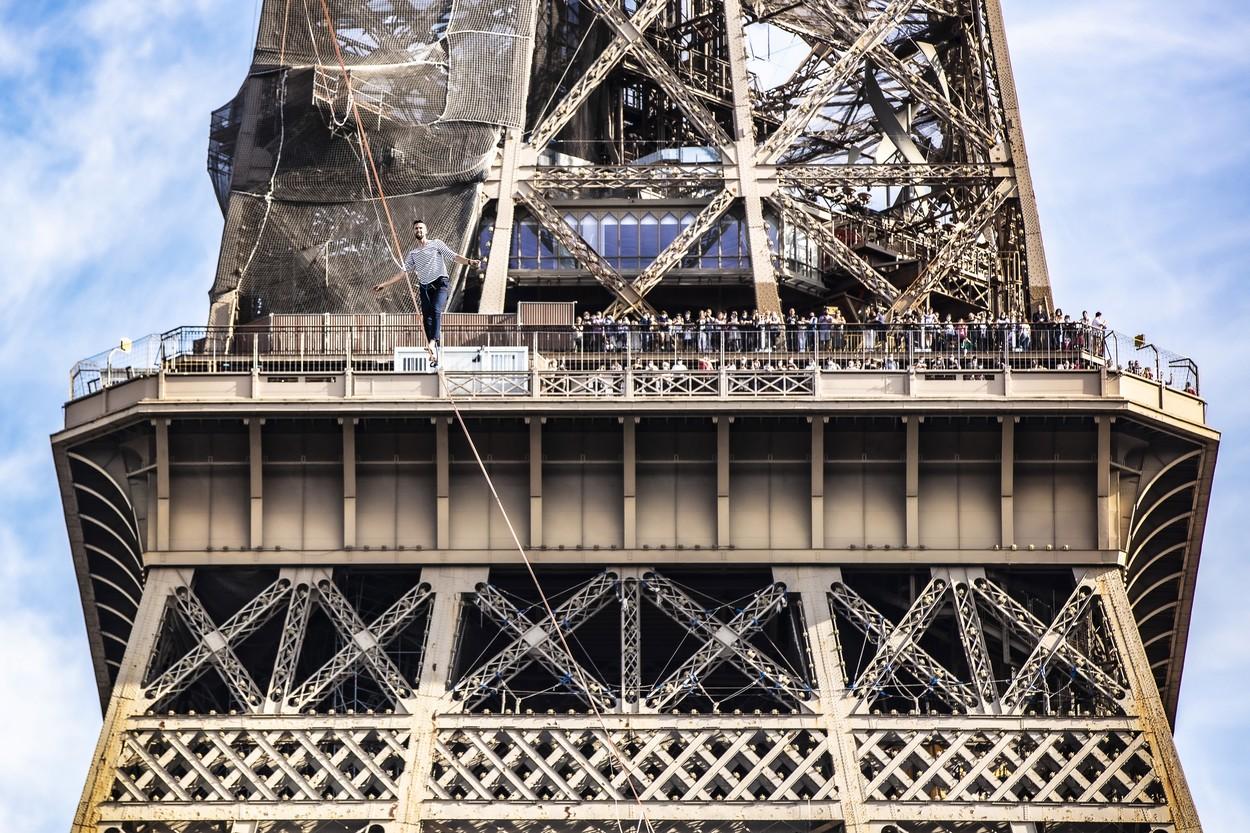 Nathan Paulin traversează în aer distanţa dintre Turnul Eiffel şi  Teatrul Chaillot