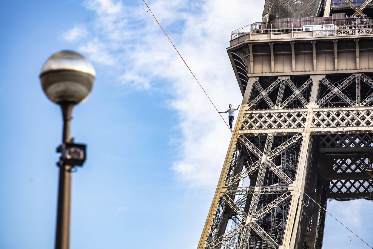 Nathan Paulin traversează în aer distanţa dintre Turnul Eiffel şi  Teatrul Chaillot