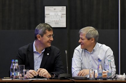 Dan Barna si Dacian Ciolos alaturi de alti membri ai Birourilor Nationale ale partidelor ce alcatuiesc Alianta 2020, USR si PLUS, iau parte la o sedinta comuna a forurilor de conducere, vineri 22 noiembrie 2019, in Bucuresti.