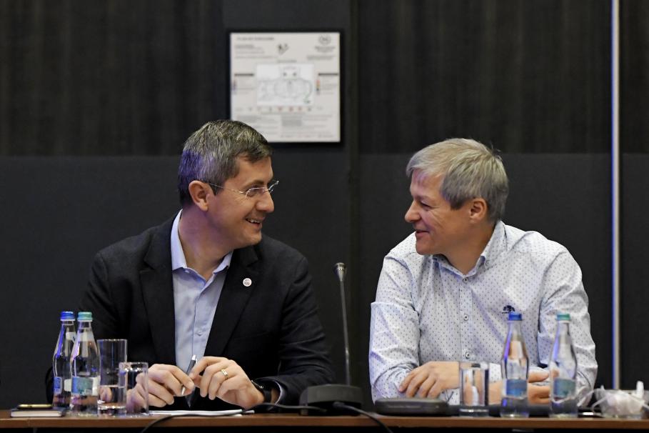 Dan Barna si Dacian Ciolos alaturi de alti membri ai Birourilor Nationale ale partidelor ce alcatuiesc Alianta 2020, USR si PLUS, iau parte la o sedinta comuna a forurilor de conducere, vineri 22 noiembrie 2019, in Bucuresti. Dan Barna si Dacian Ciolos alaturi de alti membri ai Birourilor Nationale ale partidelor ce alcatuiesc Alianta 2020, USR si PLUS, iau parte la o sedinta comuna a forurilor de conducere, vineri 22 noiembrie 2019, in Bucuresti.