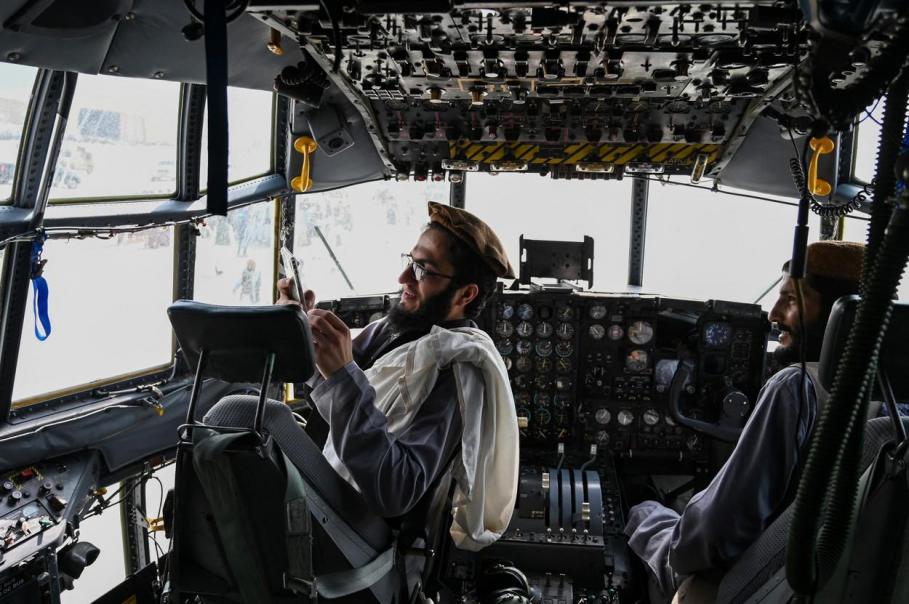Talibanii au acum 48 de aparate de zbor, inclusiv elicoptere Black Hawk. Stau mai bine decât 10 state din NATO Talibanii au acum 48 de aparate de zbor, inclusiv elicoptere Black Hawk. Stau mai bine decât 10 state din NATO