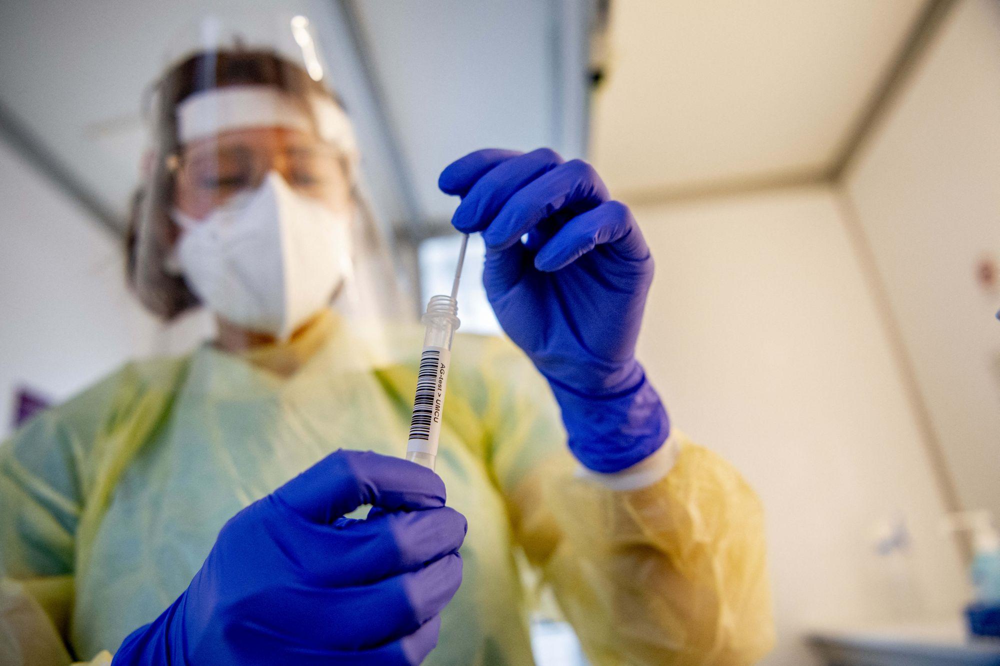 Bilanț coronavirus în România, 2 septembrie. O asistentă ia o probă pentru testarea Covid-19