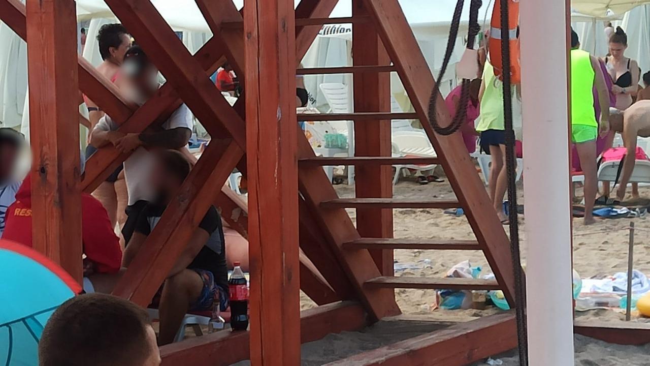 Mai mulţi salvamari din Eforie Nord, surprinşi consumând băuturi alcoolice în timpul programului