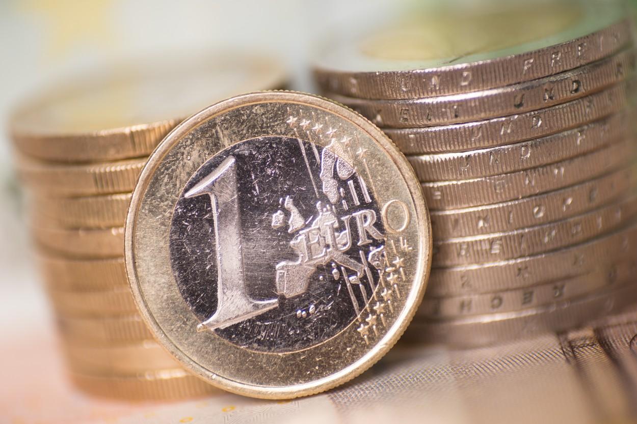 Euro urcă la un nou maxim istoric faţă de leu Euro urcă la un nou maxim istoric faţă de leu