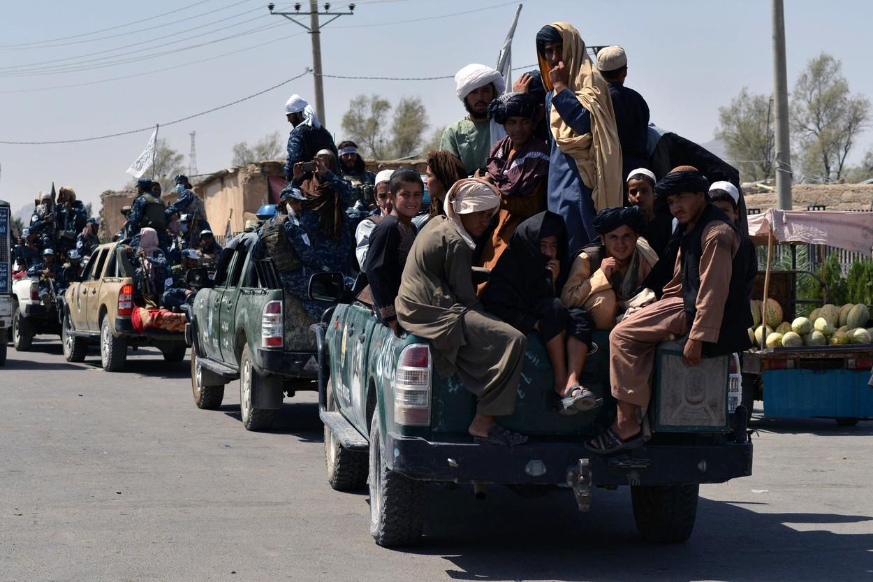 Talibanii au sărbătorit victoria din Afganistan organizând parade în Kandahar