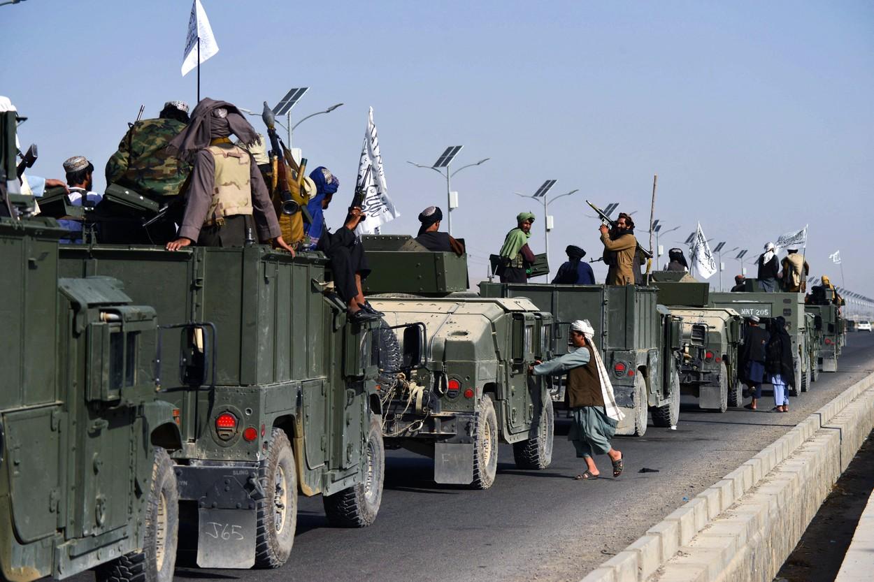 Talibanii au sărbătorit victoria din Afganistan organizând parade în Kandahar