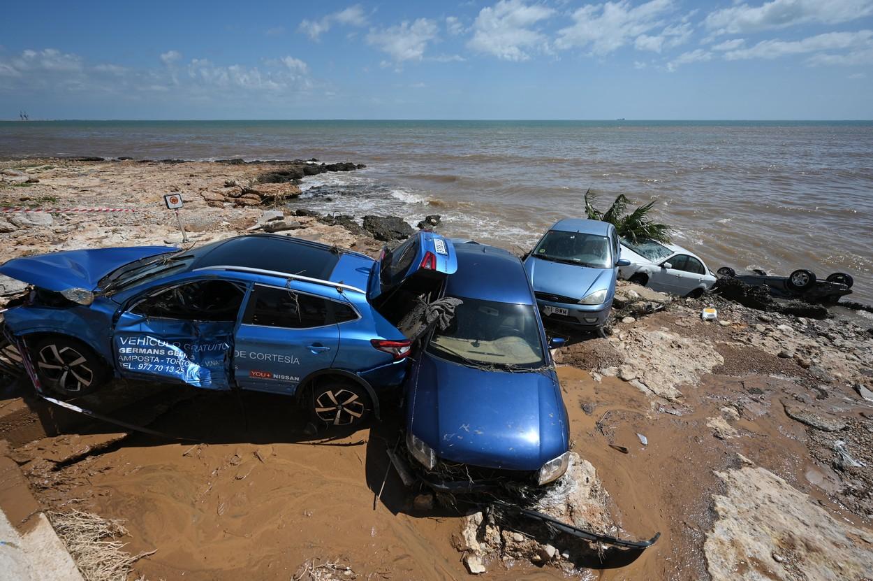 Inundaţii puternice în Spania. Maşinile, luate de ape, au ajuns pe malul Mării Mediterane