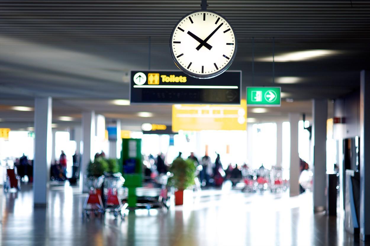 Lista ţărilor cu risc epidemiologic ridicat a fost actualizată Imagine de pe un aeroport