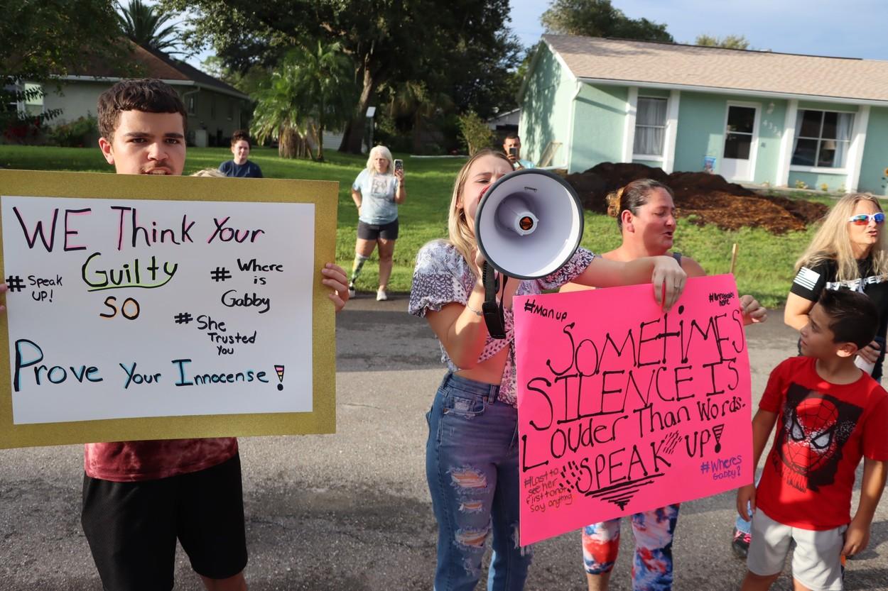 Protestatarii s-au adunat vineri în fața casei familiei lui Brian Laundrie, strigând „unde este Gabby?”