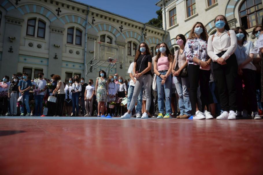 Sorin Cîmpeanu: Elevii din București ar putea trece la școala online de la jumătatea lunii octombrie. Câți elevi și profesori sunt infectați Sorin Cîmpeanu: Elevii din București ar putea trece la școala online de la jumătatea lunii octombrie. Câți elevi și profesori sunt infectați