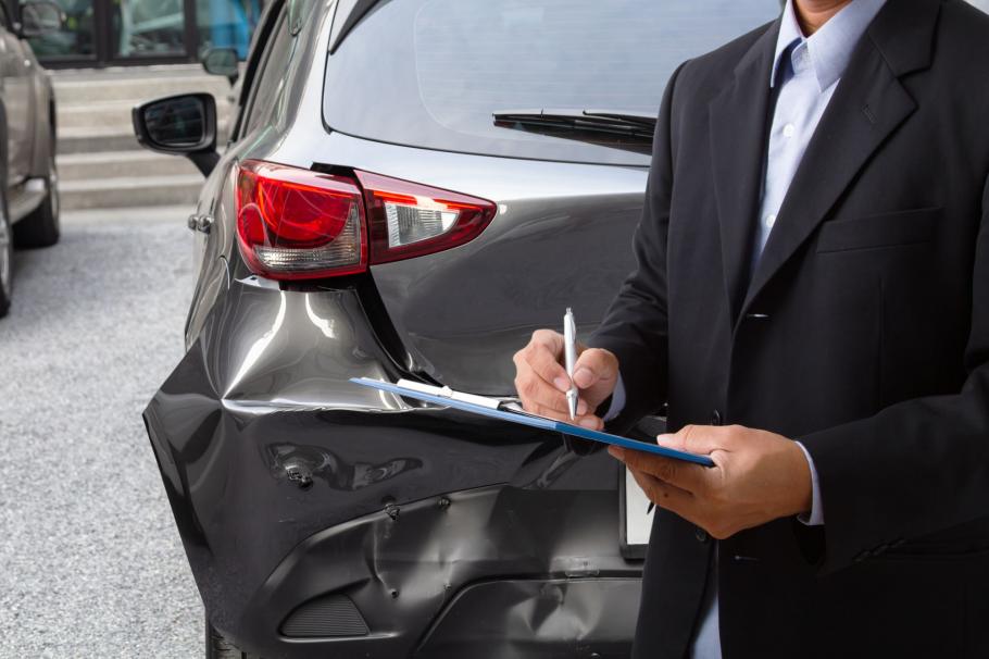 Dosarele de daună în cazul City Insurance pot fi deschise prin Fondul de Garantare a Asiguraţilor Un agent de asigurări face constatarea avariilor la o maşină